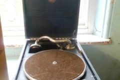 0152-Vintage-Antoria-Gramophone-and-Records
