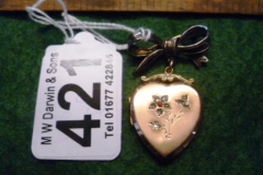 0421-9ct-Gold-Flower-Decorated-Pendant