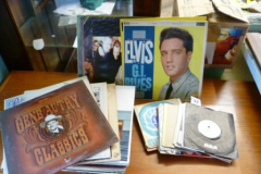 032-Assorted-Vinyl-LPs-and-Singles-incl.-Elvis-Nick-Kersham-David-Cassidy