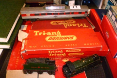 071-Tray-of-Hornby-Track-Coaches-etc