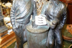 111-Figurine-2-Men-Enjoying-a-Drink