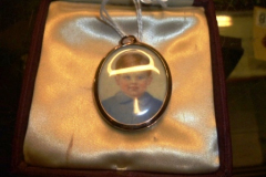 327-Yellow-Metal-Oval-Locket-with-Paintings-of-Children
