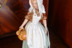 101-Royal-Doulton-Figurine-The-Milkmaid