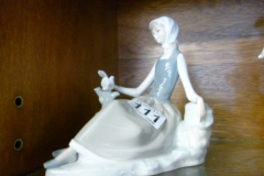 111-Lladro-Figurine-Seated-Girl-with-Dove
