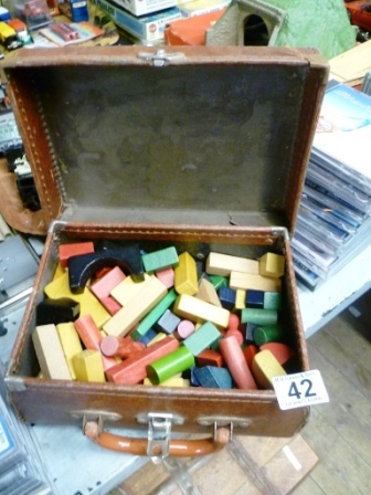 042-Toy-Wooden-Building-Blocks-in-Leather-Case