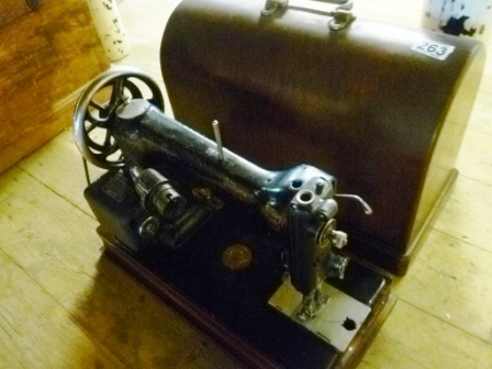 263-Sewing-Machine-with-Case