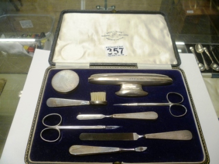 357-Silver-Manicure-Set-in-Case