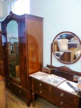 423-Mirror-front-Wardrobe-and-Mirror-Back-Chest-of-Drawers