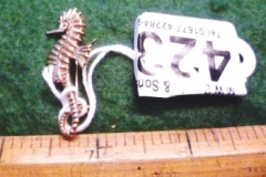 0423-9ct-Gold-Sea-Horse-Brooch-I-Tarratt-Signed-G-Bellamy