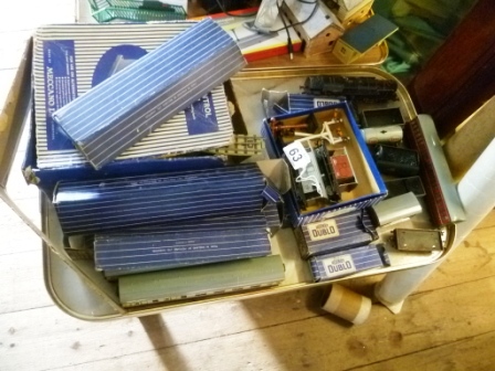 0063-Hornby-Model-Train-and-Carriages