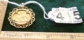 0415-1900-Gold-Sovereign-in-Case