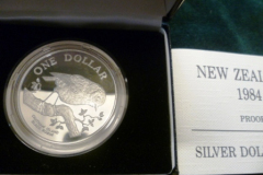 0347-New-Zealand-One-Dollar-Coin-Chatham-Island-Black-Robin-1984