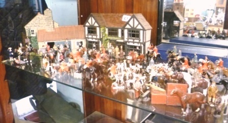 0061-Large-Collection-of-Metal-Hunting-Figures-Buildings-etc