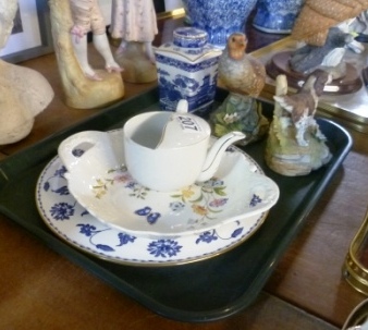 0207-Figure-of-a-Robin-and-Dog-Ringtons-etc