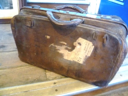 0213-Vintage-Leather-Gladstone-Bag