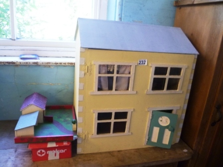 0232-Dolls-House-and-Furniture
