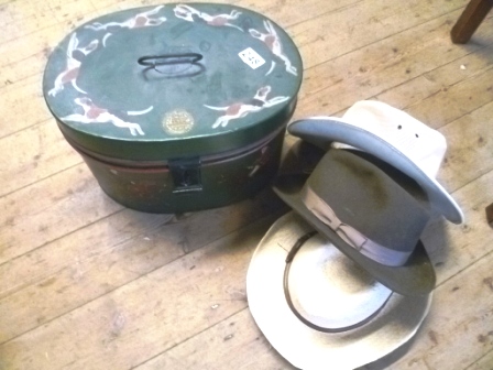 0248-Hound-Decorated-Hat-Box-and-Hats
